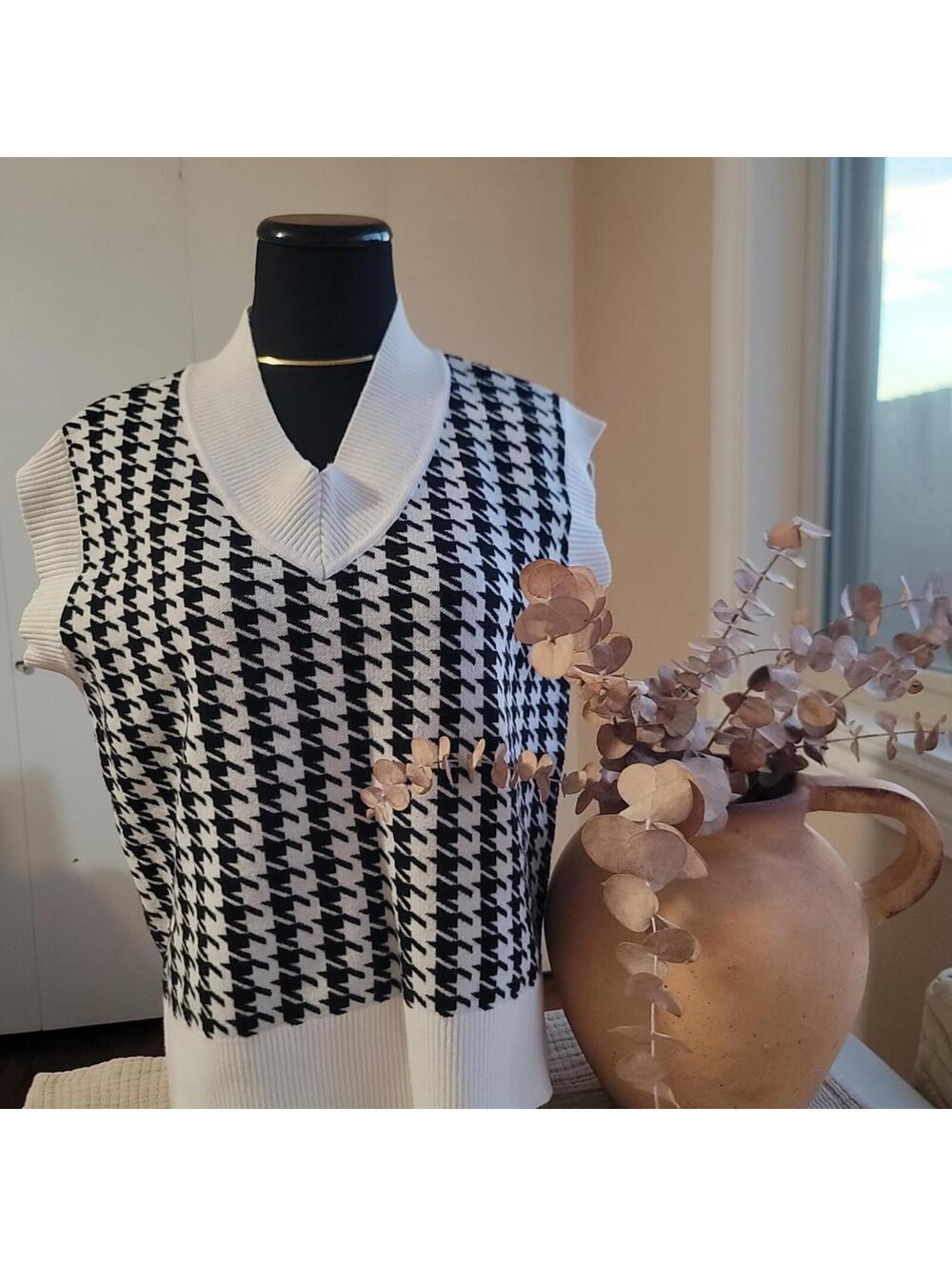 Black and White Houndstooth Women's Top EUC Cotton Blend